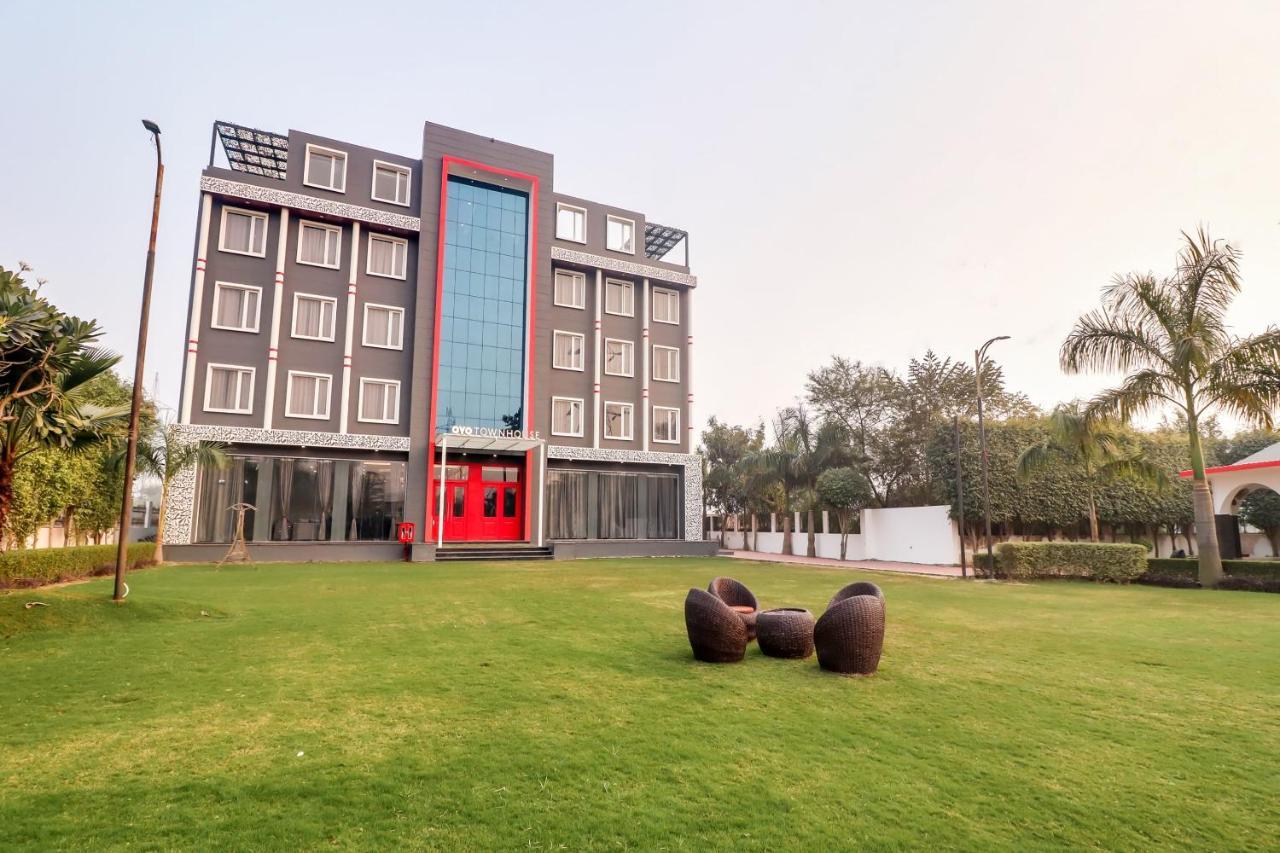 Super Townhouse Jashn Hotel Chinhat Buitenkant foto